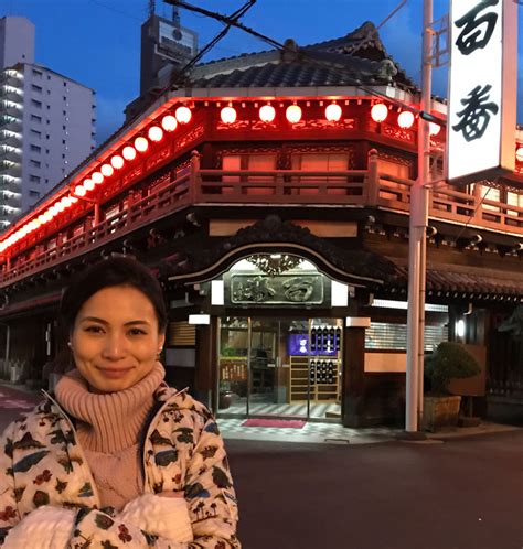 鯛よし百番 女性|【鯛よし百番（大阪府）】きらびやかでレトロな花街の世界が体。